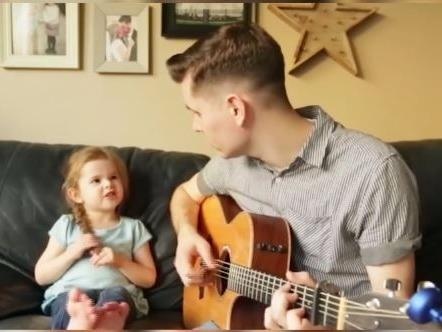 Be gai 4 tuoi song ca cung cha hut 42 trieu luot xem hinh anh