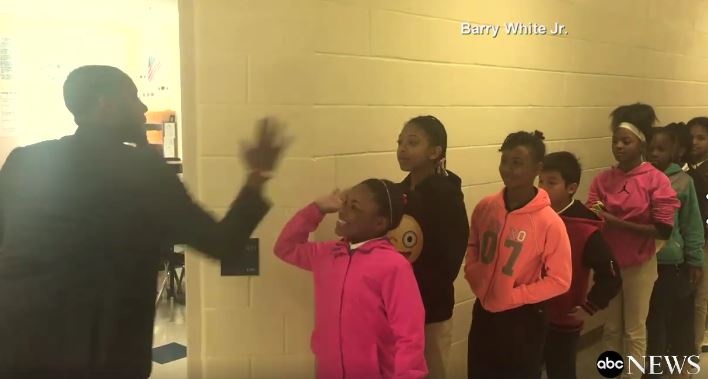 thay giao dap tay voi hoc sinh anh 1