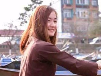 Co lai do xinh dep cho khach tray hoi chua Huong hinh anh