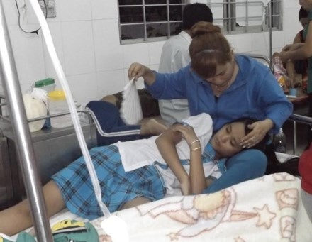 hoc sinh nhap vien vi ngo doc anh 1