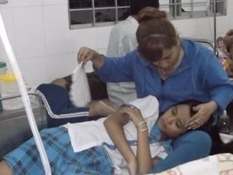 Hon 100 hoc sinh nhap vien sau bua chieu tai truong hinh anh