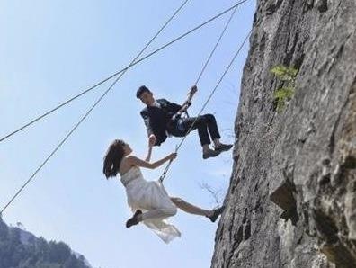 Treo minh o do cao 100 m de chup anh cuoi dip Valentine hinh anh
