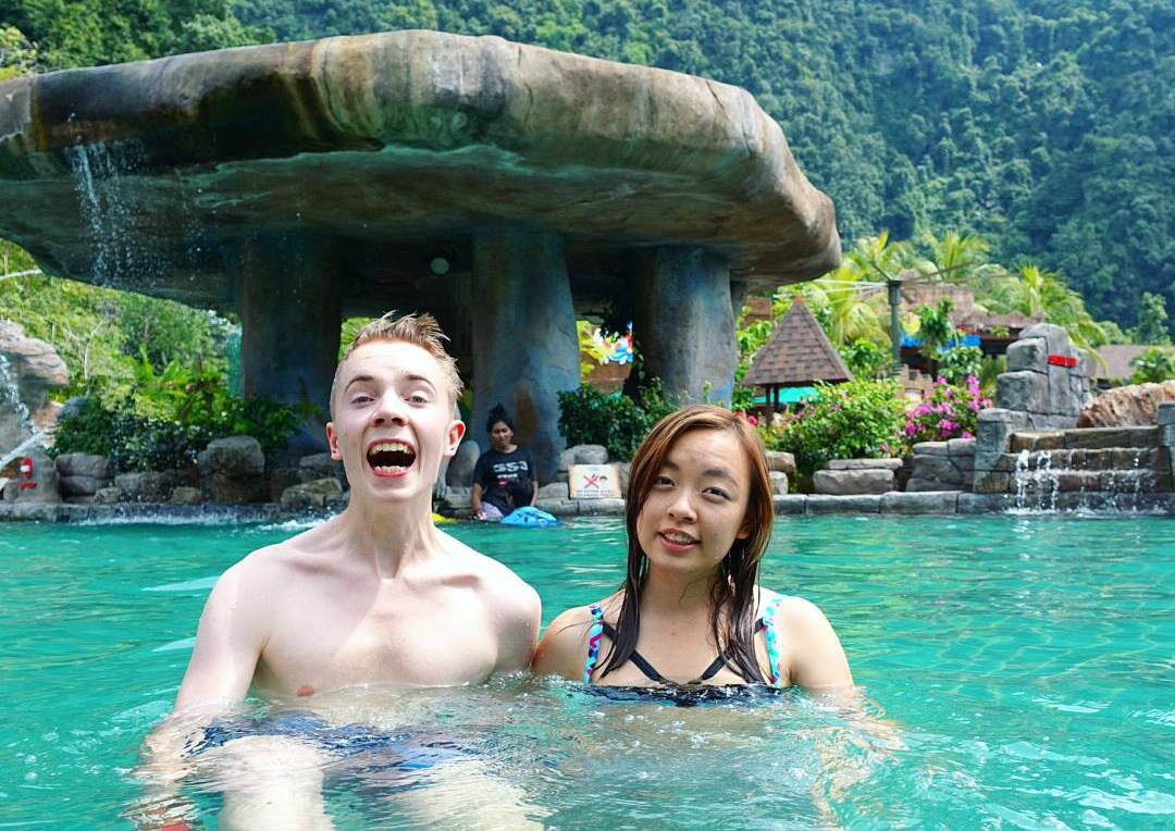 doi tre yeu qua mang di du lich anh 3