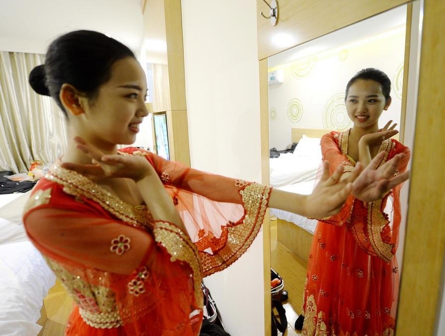 Thieu nu du thi 15 truong nghe thuat trong nua thang hinh anh
