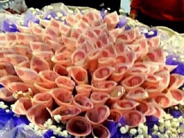 Chang trai Trung Quoc tang ban gai bo hoa lam tu tien hinh anh