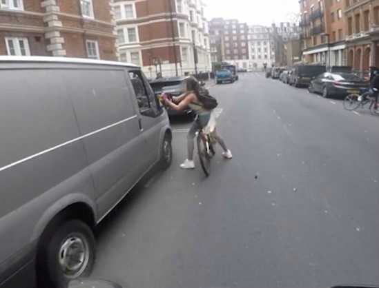 co gai be guong oto anh 1