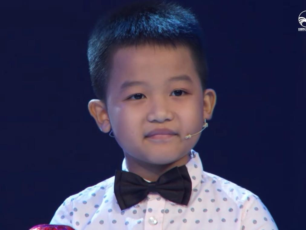 Cau be 7 tuoi lam toan bang tieng Anh nhanh nhu may tinh hinh anh