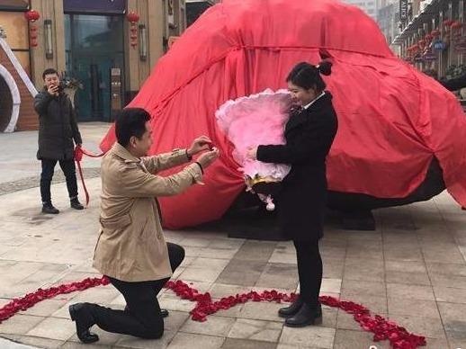 Chang trai cau hon bang khoi thien thach nang 33 tan hinh anh