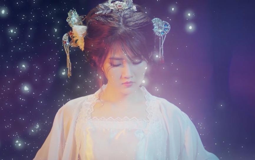 Hot girl Kieu Trinh bat ngo tro thanh 'ban gai' cua ca si Dan Truong hinh anh