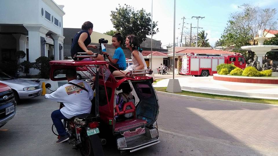 trang điểm trên nóc xe đang chạy ảnh 2 trang diem tren noc xe dang chay anh 2