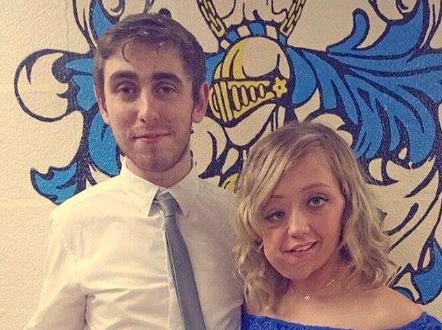 Co gai mat bien dang hanh phuc ben nguoi yeu dien trai hinh anh