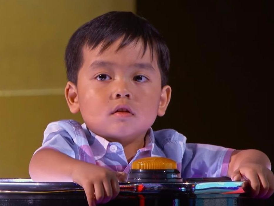 Cau be 4 tuoi biet ten tat ca quoc gia tren the gioi hinh anh