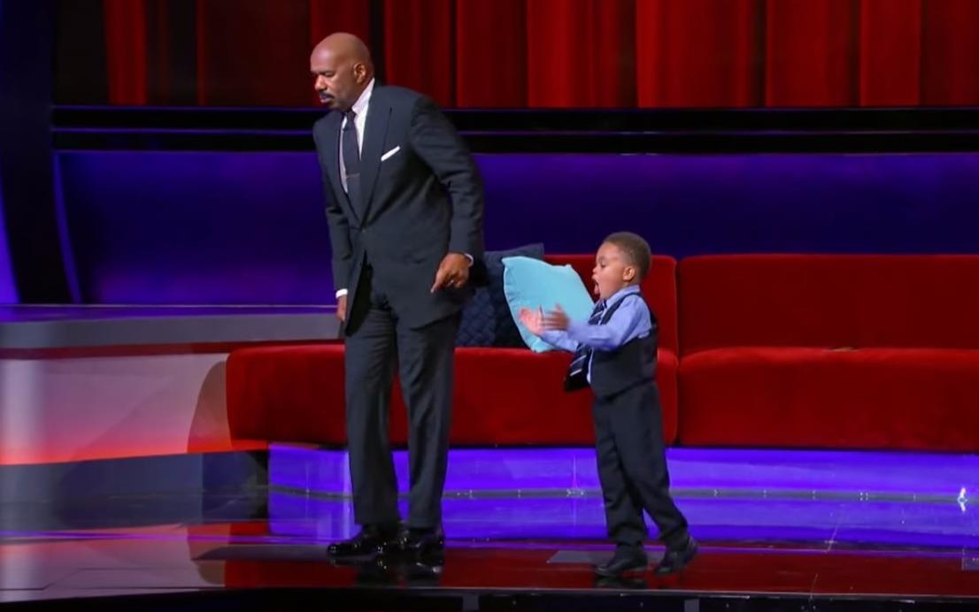 Caleb hat tren san khau 'Little Big Shots' hinh anh