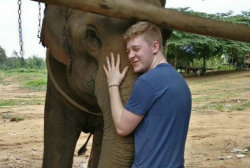 9X suýt chết sau cú ngã từ tàu hỏa ảnh 2 9X suyt chet sau cu nga tu tau hoa anh 2