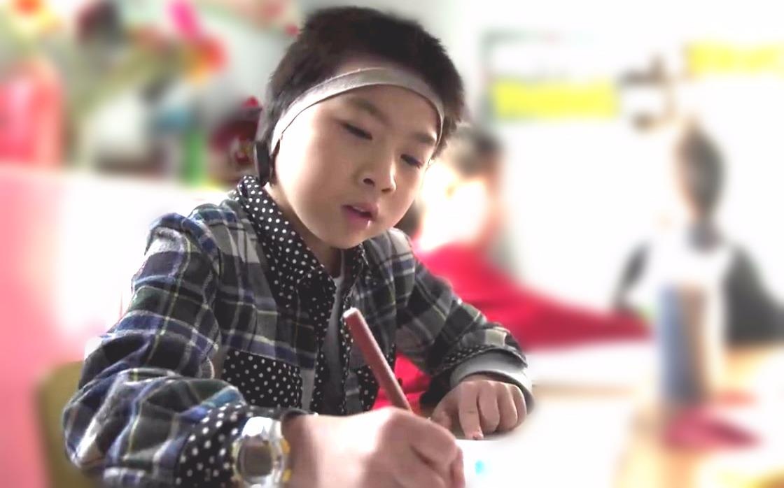 Cau be khong tai, bi bo roi tu luc moi chao doi hinh anh