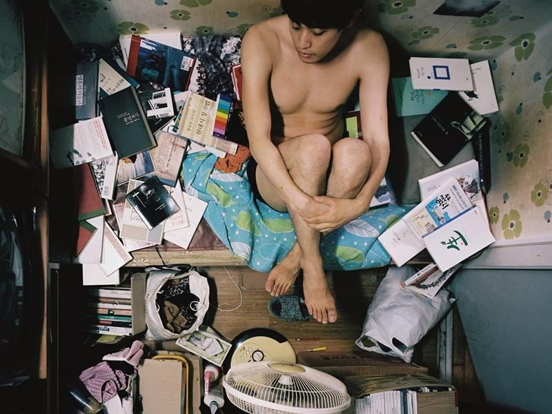 Sinh vien Han Quoc nhot minh trong can phong sieu nho de on thi hinh anh