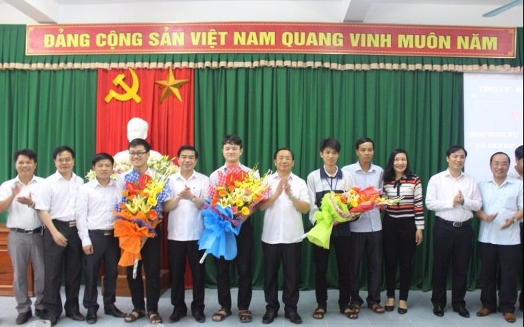 Truong co 3 hoc sinh du ky thi Olympic the gioi hinh anh