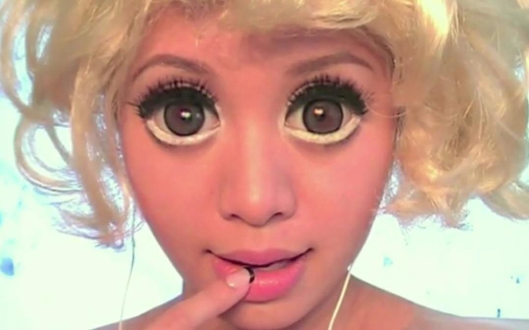 Michelle Phan make up giong Lady Gaga trong MV 'Bad Romance' hinh anh