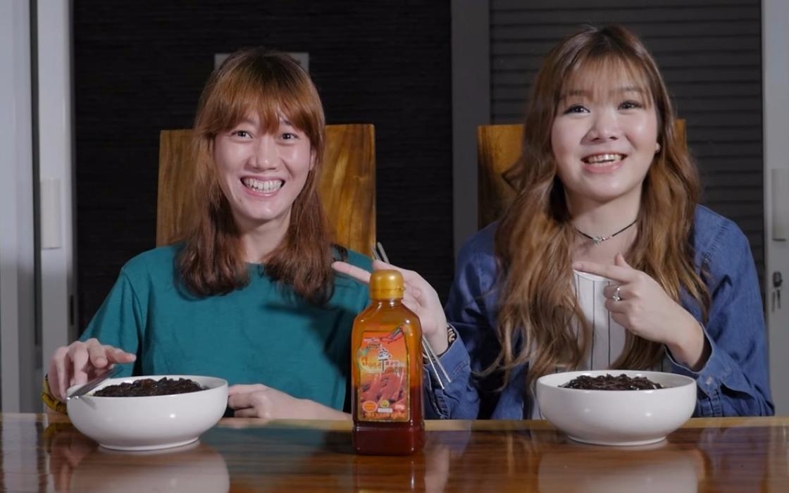 Hai co gai F.A an my Jajangmyeon trong ngay 14/4 hinh anh