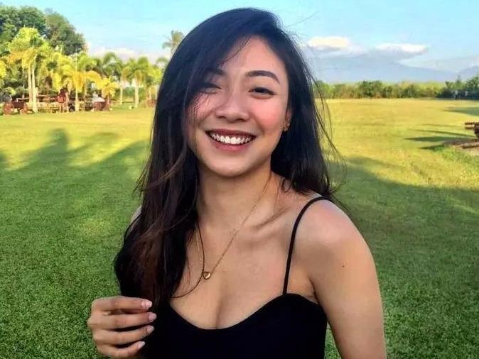 Co giao mam non xinh dep thich ngu chung voi ran hinh anh