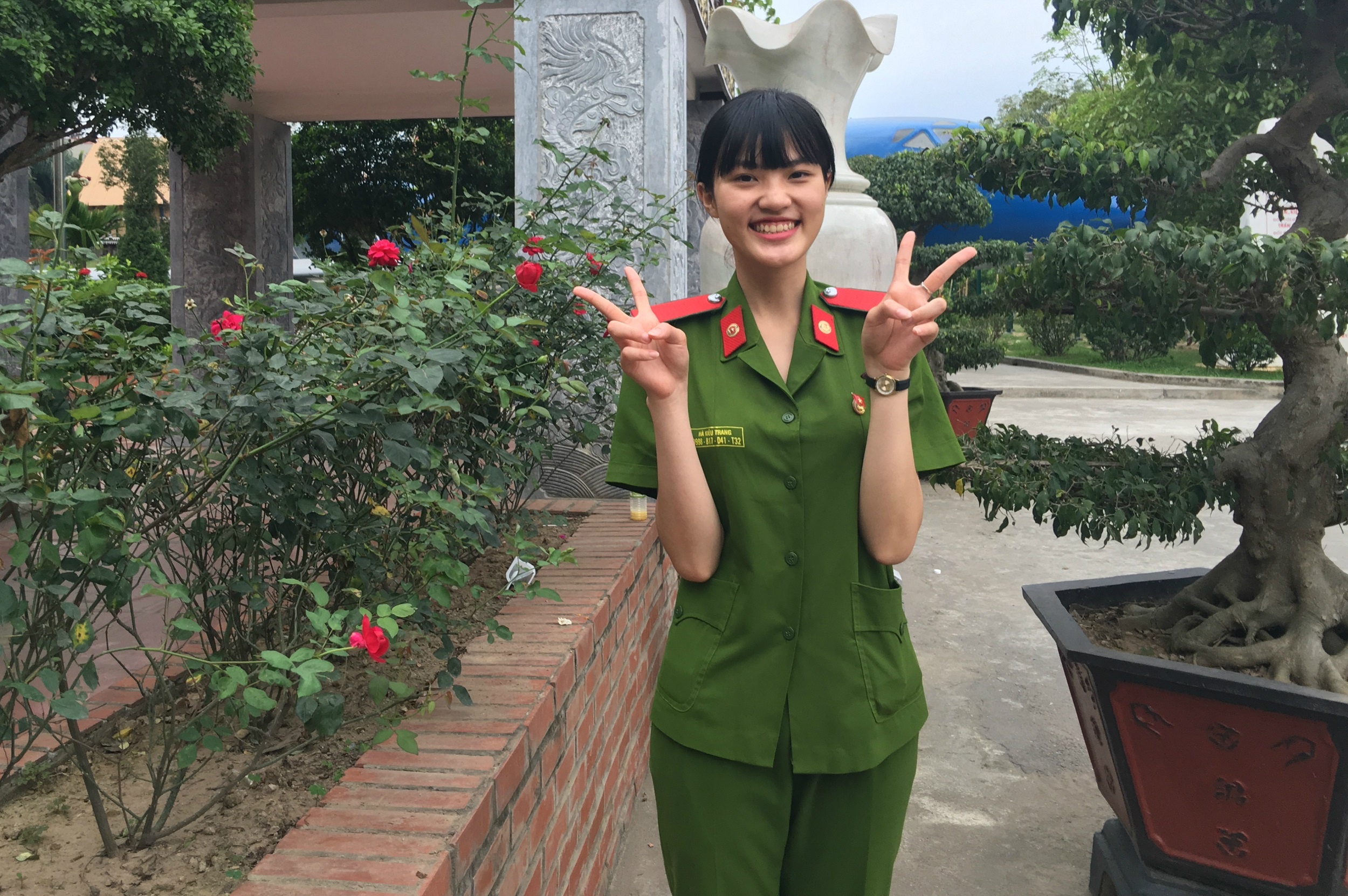 Nu sinh canh sat truyen cam hung doc sach anh 2