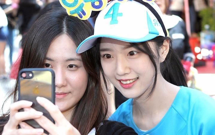 Nhieu nguoi chen lan selfie cung con gai ung vien tong thong Han Quoc hinh anh