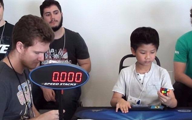 Cau be 7 tuoi hoan thanh thu thach xoay rubik bang mot tay hinh anh