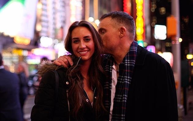 Co gai di du lich mien phi nho tien cua dai gia hinh anh