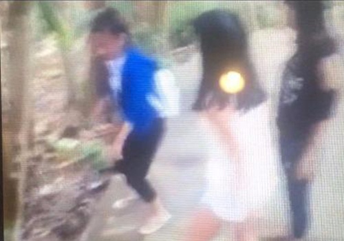 Clip hai nu sinh lop 9 danh ban lop 7 hinh anh