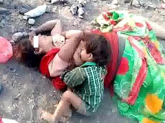 Be 17 thang tuoi bu sua tu thi the me o An Do hinh anh