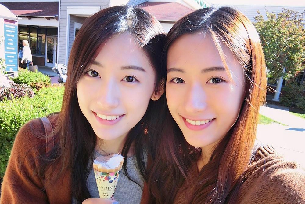 chi em sinh doi Trung Quoc cung tot nghiep Harvard anh 5