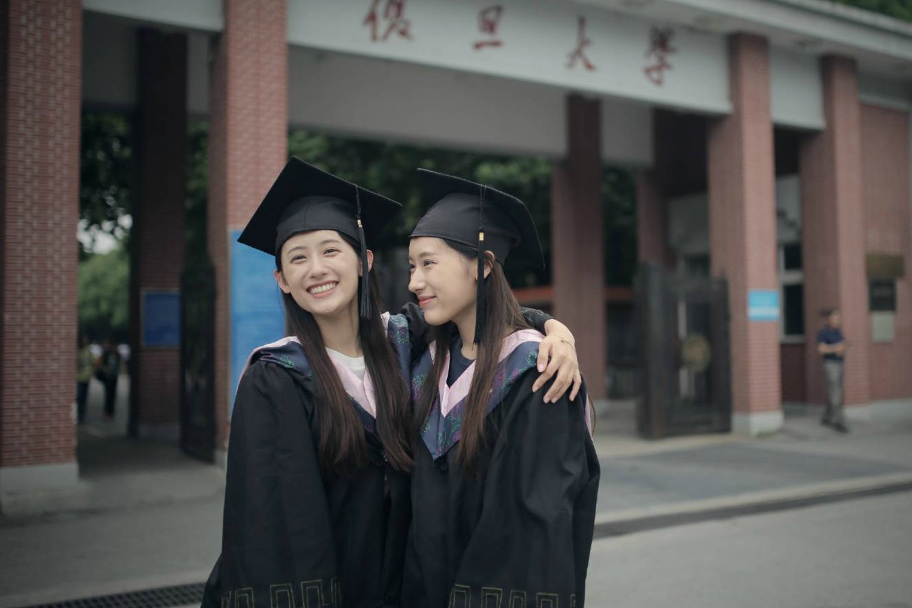 chi em sinh doi Trung Quoc cung tot nghiep Harvard anh 4