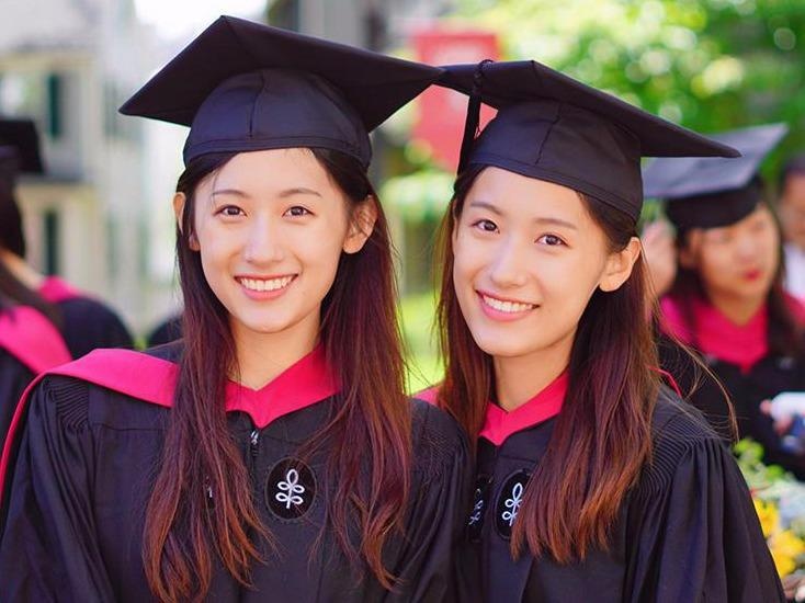 Chi em sinh doi noi tieng nguoi Trung Quoc cung tot nghiep Harvard hinh anh