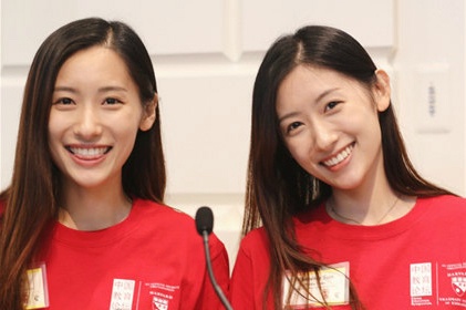 chi em sinh doi Trung Quoc cung tot nghiep Harvard anh 2