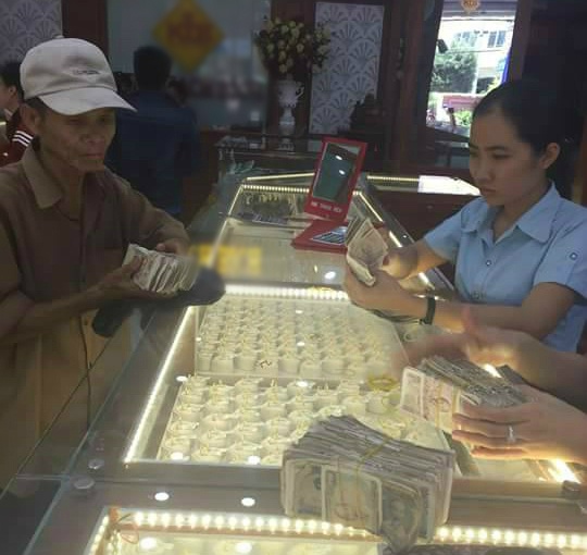 Cha nghèo mang tiền lẻ góp được đi mua của hồi môn cho con gái ảnh 1 Cha ngheo mang tien le gop duoc di mua cua hoi mon cho con gai anh 1