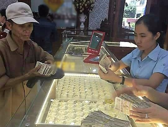 Nhung nguoi cha khong ngai di an xin mua cua hoi mon, hien da cho con hinh anh