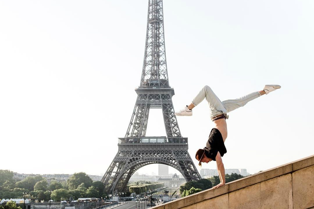 di xe dien tren mep noc nha choc troi anh 2