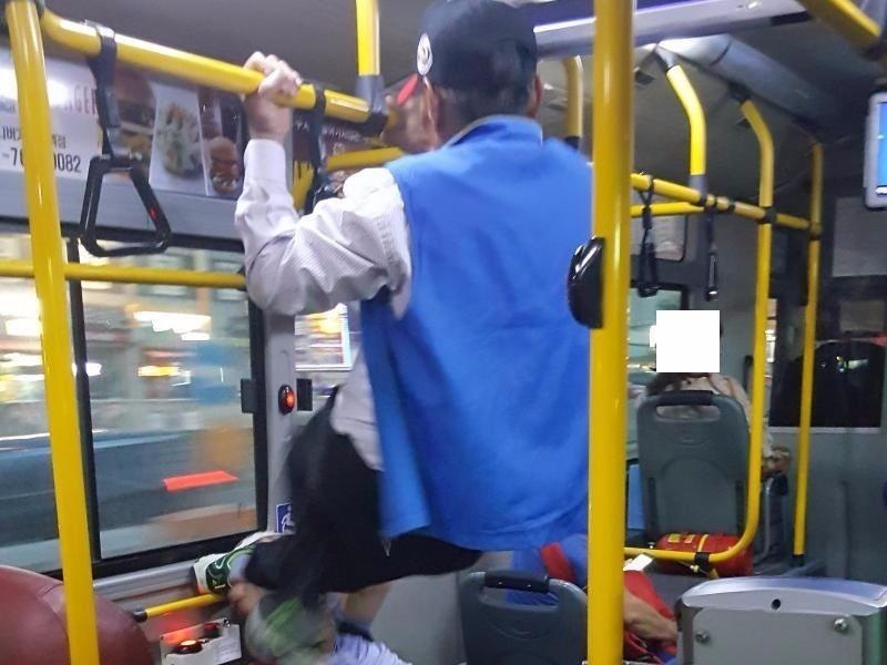 Chiem ghe tren xe bus, chang trai bi ong lao 70 tuoi sut vao mat hinh anh