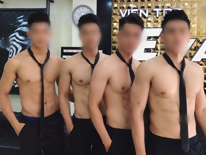 Dan nam nhan vien lam toc 6 mui o Ha Noi len trang tin nuoc ngoai hinh anh