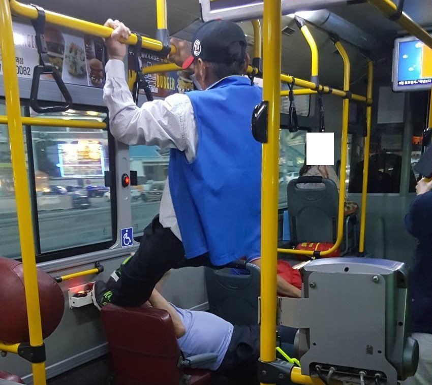 thanh nien bi sut vao mat vi chiem ghe uu tien tren xe buyt anh 1