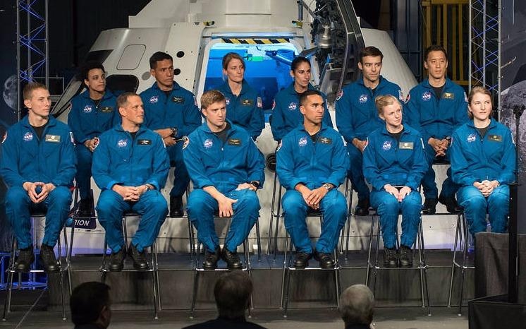 Gap go 12 hoc vien lop phi hanh gia cua NASA 2017 hinh anh