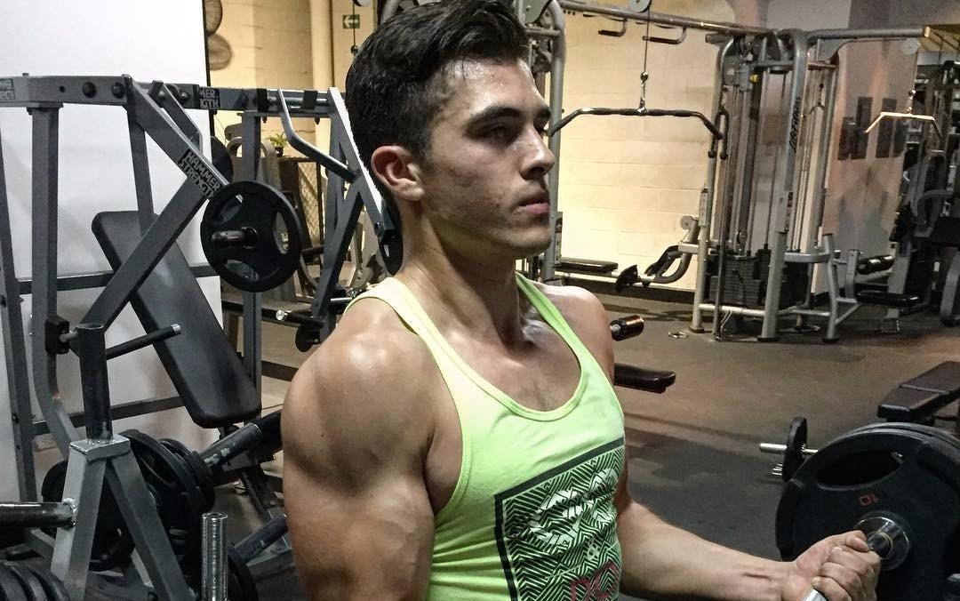 'Chang thu ngan dien trai nhat the gioi' tap gym hinh anh