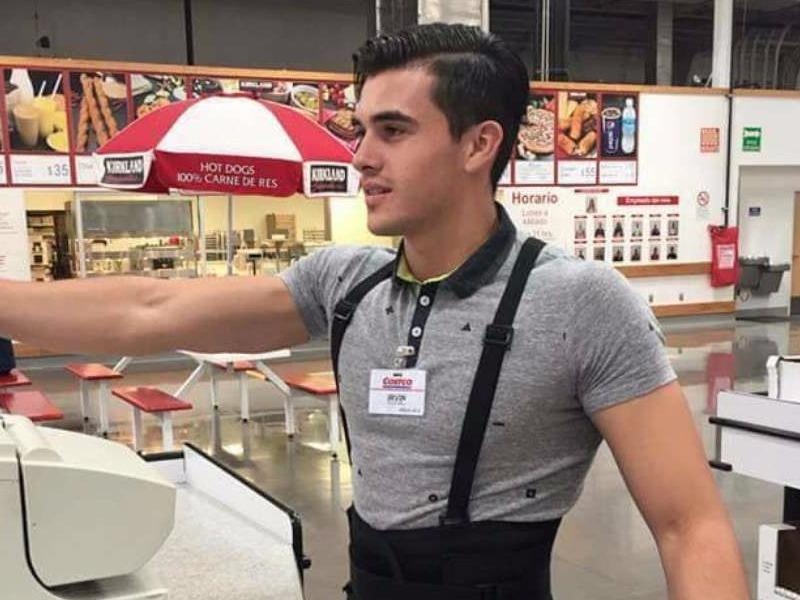 Sieu thi dong khach nho co 'chang thu ngan dep trai nhat the gioi' hinh anh