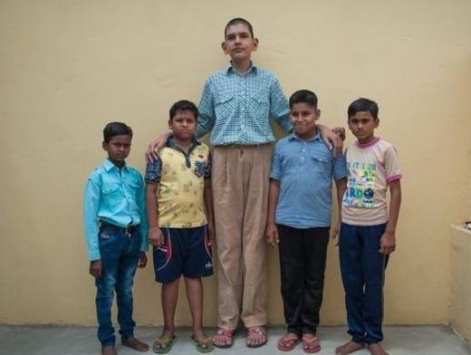 Cau be 8 tuoi cao 1,98 m hinh anh