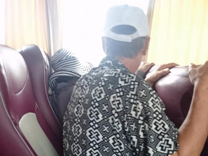 Hai cau chuyen tinh yeu tren xe khach va cach hanh xu dang suy ngam hinh anh