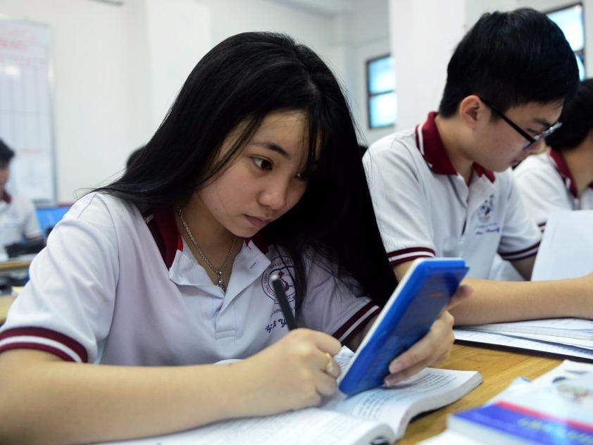 Chuan bi do an nhe, sua... phuc vu cho thi sinh, nguoi lam thi hinh anh