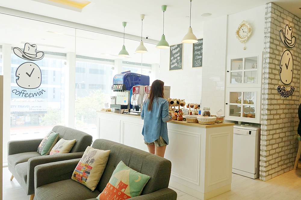 quan ca phe ban thoi gian anh 2