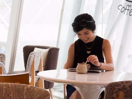 Quan ca phe khong tinh tien do uong, chi ban thoi gian hinh anh