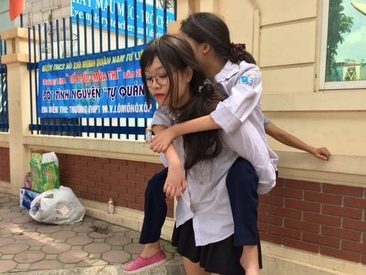 Nu sinh cong ban bai liet vao tan phong thi THPT quoc gia hinh anh