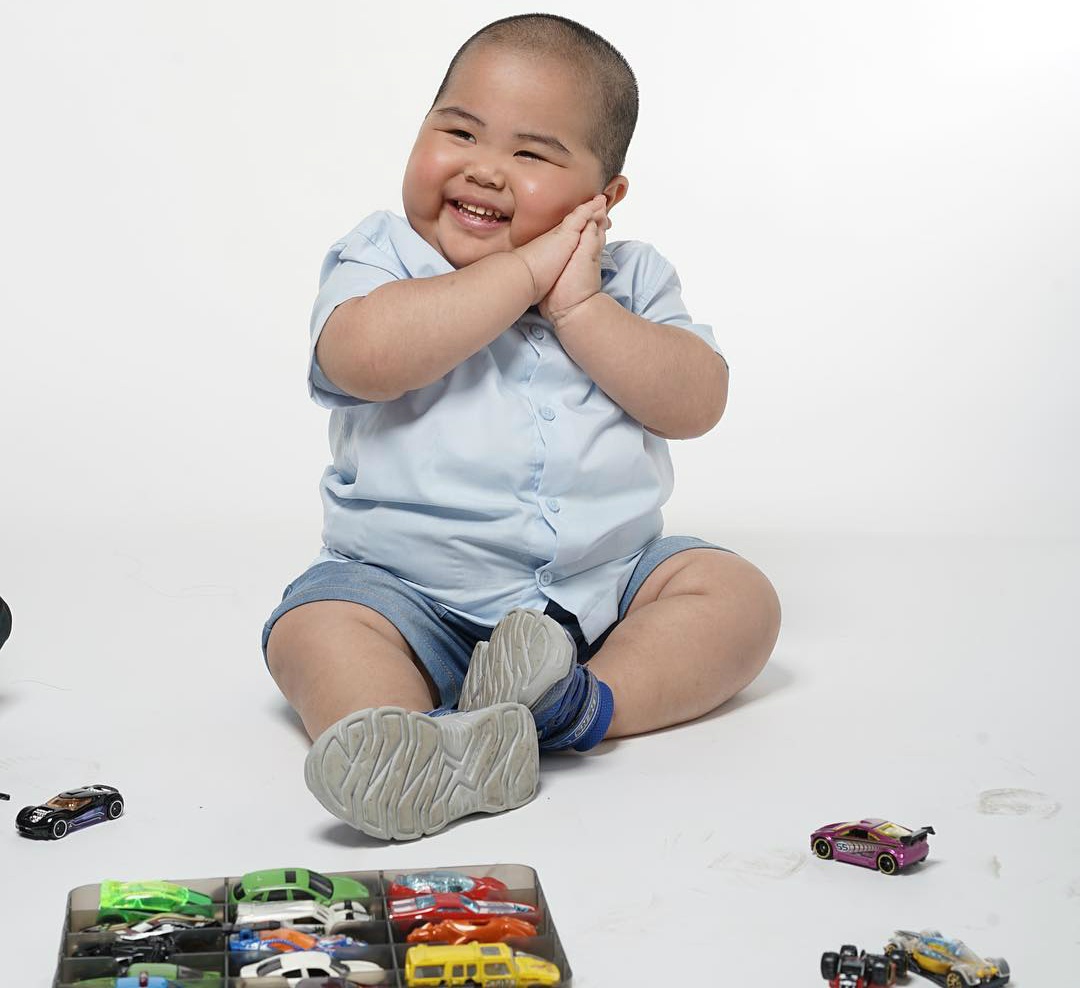 be 4 tuoi co 3 trieu fan anh 9